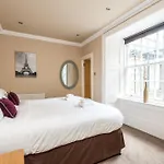 Large Central 3 Bed 3 Bath Apartment - New Town