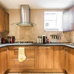 Large Central 3 Bed 3 Bath Apartment - New Town