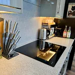 Large Luxury 3 Bedroom & 2 Bathroom - Next To Royal Mile, Castle & Grass Market