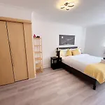 Quiet 2 Bedrooms And 2 Bathrooms With Free Parking