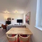 Quiet 2 Bedrooms And 2 Bathrooms With Free Parking