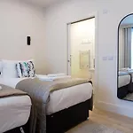 Spacious And Modern 2-Bed On Easter Road - Flat 3, Elgin House Apartments