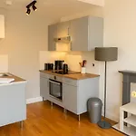 Quiet & Cozy Flat - 1Br & Kitchen - Close To Everything