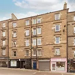 Edinburgh Castle Views! Stylish 2Bd Flat, Sleeps 4