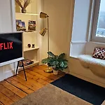 Edinburgh Castle Views! Stylish 2Bd Flat, Sleeps 4