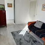 Self-Contained Ground Level Cottage With Hill View