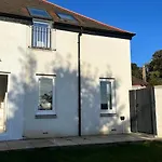 Self-Contained Ground Level Cottage With Hill View
