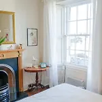 Sophisticated Edinburgh Apartment In City Centre