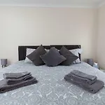 Amazing Apartments - Annandale St Near The Playhouse - Free Parking