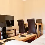 2 Bedroom Flat Off Leith Walk Accommodates 7