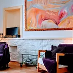 1 Bedroom Open Plan Apartment, Accommodates 4