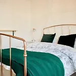 2 Bedroom Apartment With Free Parking
