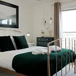 2 Bedroom Apartment With Free Parking