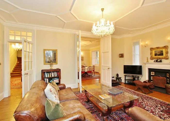 3 Bed Apt In Historic Ramsay Garden