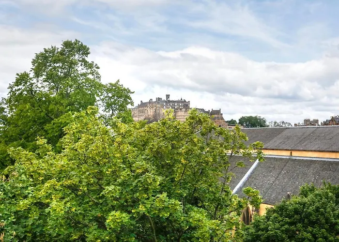 Fabulous 5 Double Bedroom Edinburgh Old Town Apartment