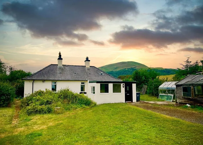 Damhead Cottage In Edinburgh With A Hot Tub