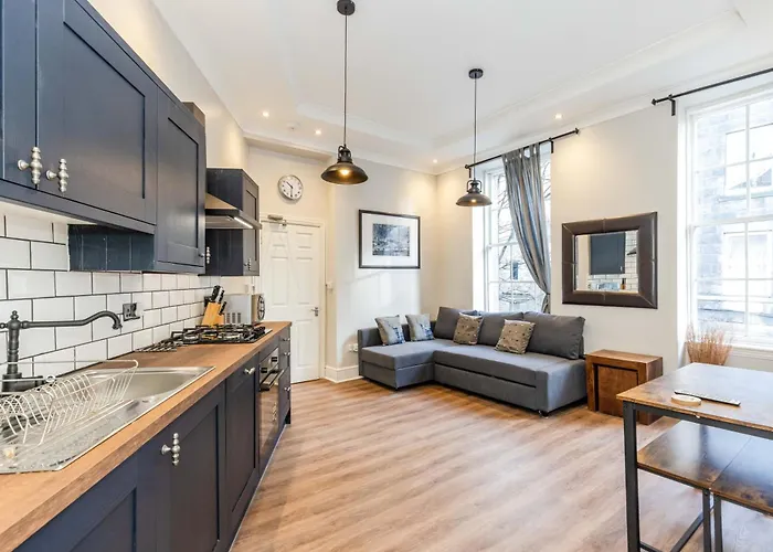 EDINBURGH 3 BEDROOM MAIN DOOR VICTORIAN APARTMENT-6 Beds