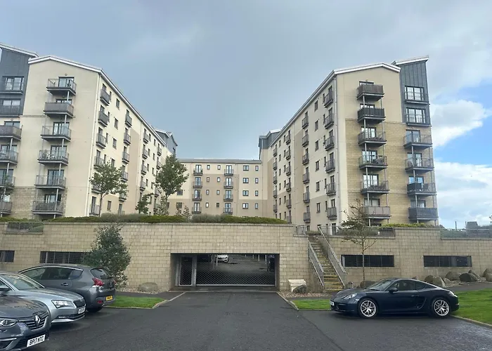 Modern Specious Three Bedroom Apartment In Edinburgh