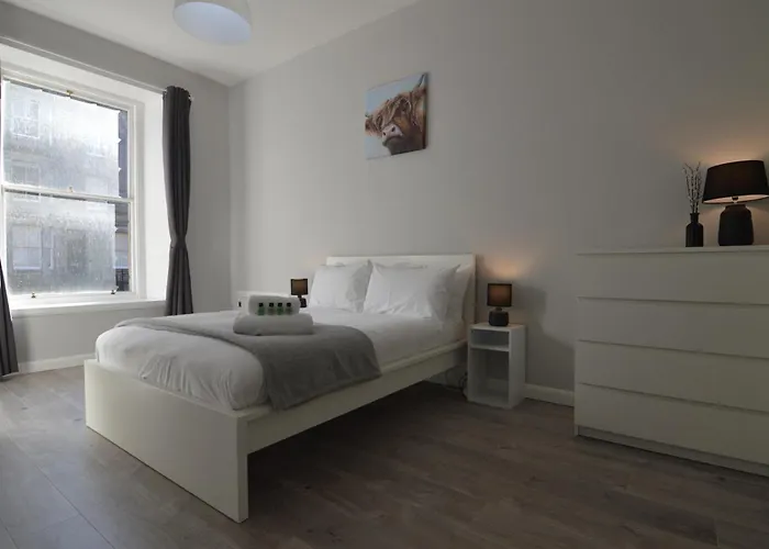 Upmarket Ground Floor Apartment In Morningside