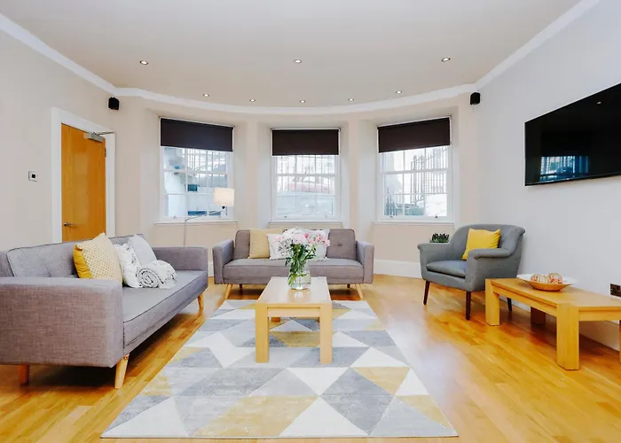 Large Central 3 Bed 3 Bath Apartment - New Town