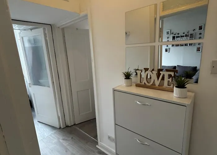 Bright Bedroom With King Side Bed And Shared Bathroom, Just A 15 Minute Walk From Haymarket Station
