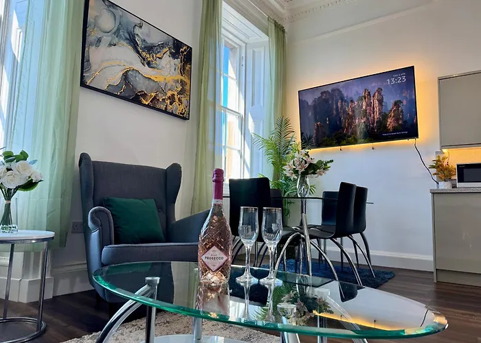 Large Luxury 3 Bedroom & 2 Bathroom - Next To Royal Mile, Castle & Grass Market