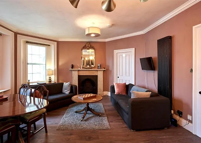 3 Bedroom Apartment - Historic Old Town