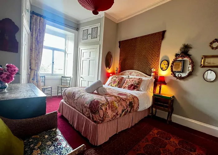 Central Apartment With Parking, Original Art And Antiques