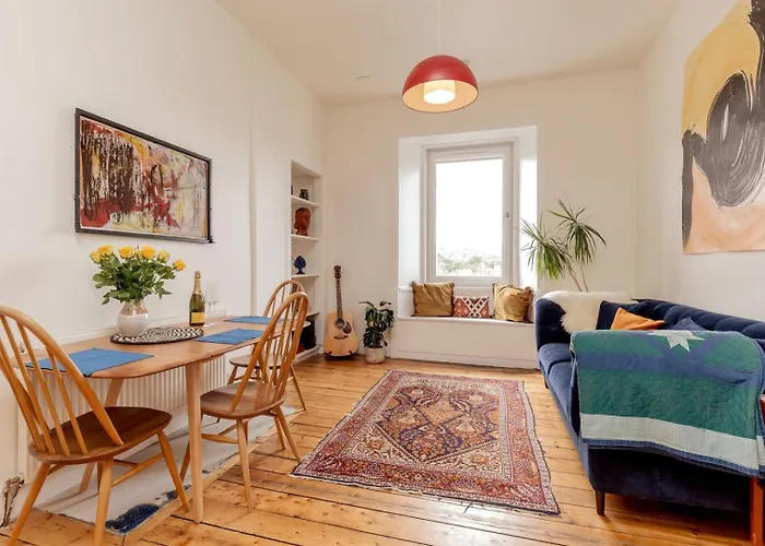 Edinburgh Castle Views! Stylish 2Bd Flat, Sleeps 4