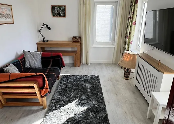 Self-Contained Ground Level Cottage With Hill View
