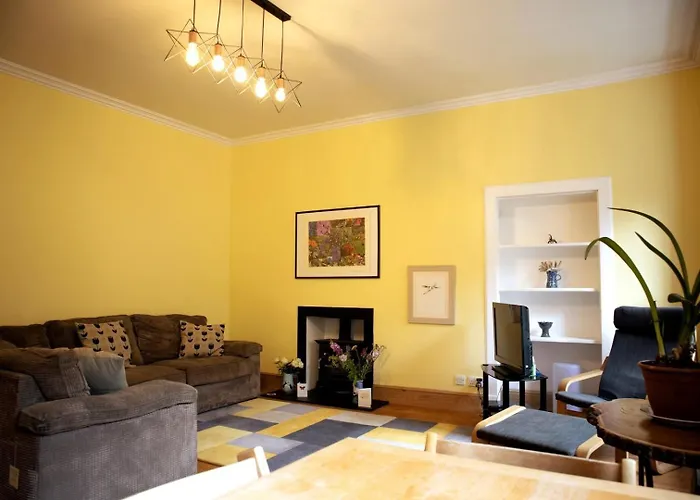 Elegant & Sunny 2Bd Basement Stay, Edinburgh!