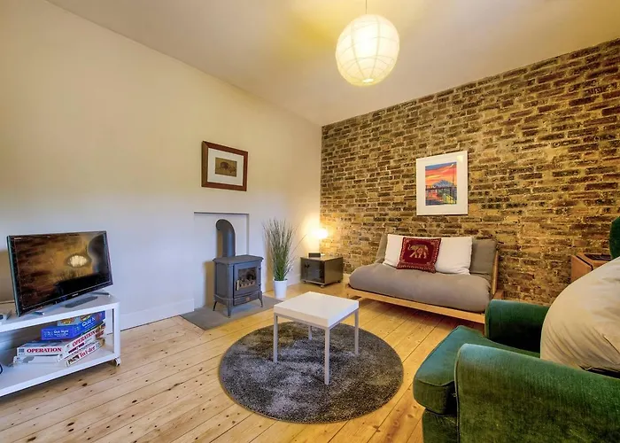 Cottage On The Meadows In Central Edinburgh
