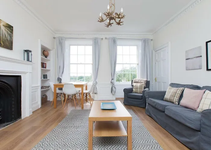 Spacious 4 Bedroom Apartment Near Meadows
