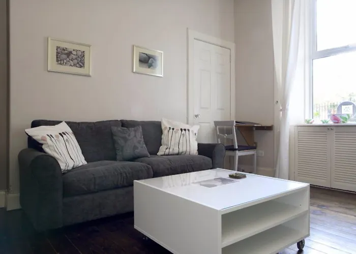 2 Bedroom Apartment With Free Parking
