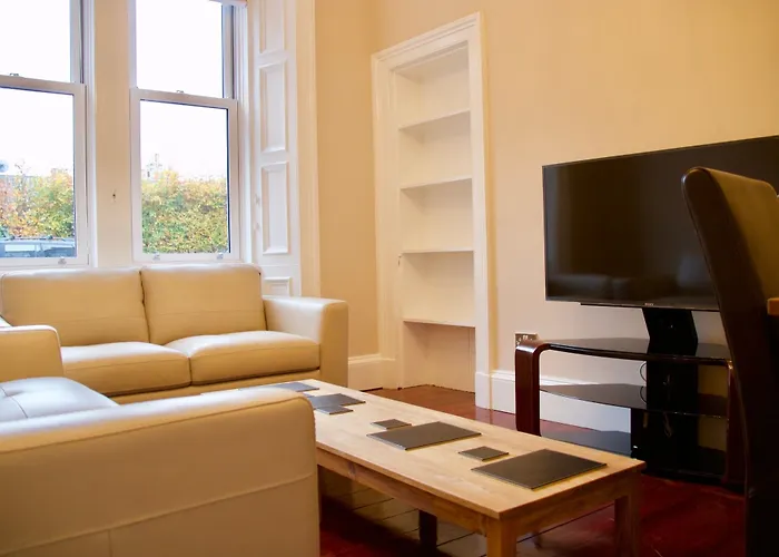 2 Bedroom Flat Off Leith Walk Accommodates 7