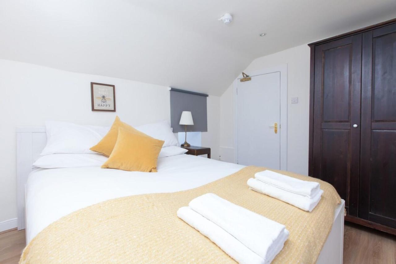 Spacious 4 Bedroom Near Meadows *