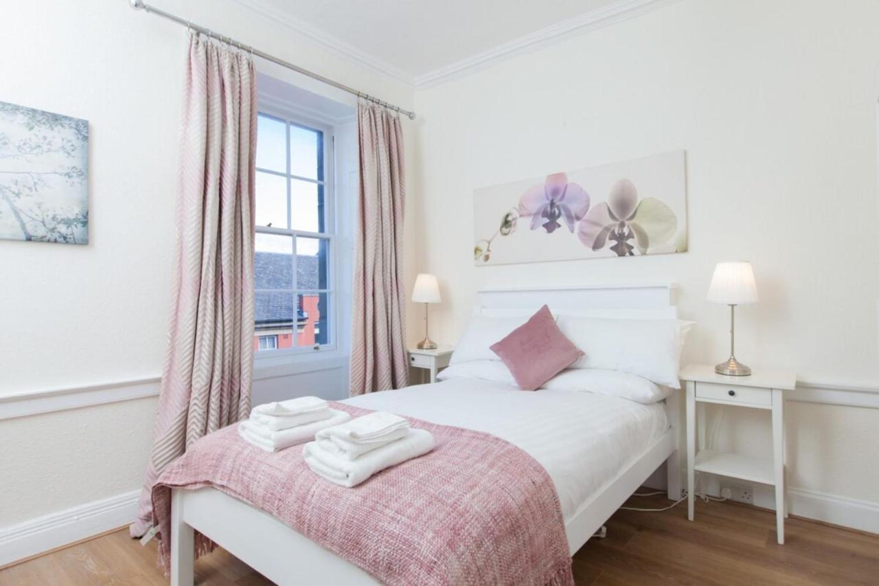 Spacious 4 Bedroom Near Meadows *