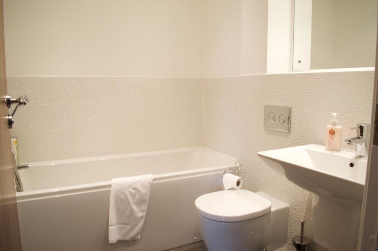 Large And Modern 2 Bed 2 Bath Edinburgh