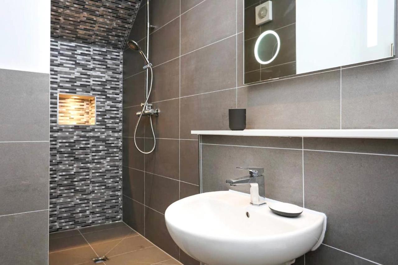 Ultra Modern, Stylish Next To Princes St EDI