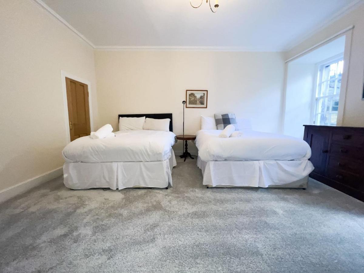 Spacious Flat Sleeps 8 Near Princes Street Edinburgh