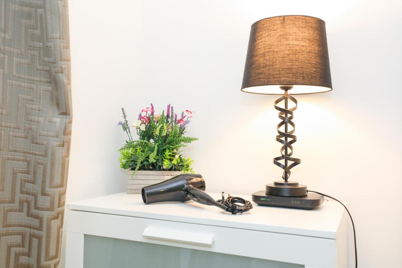 Stunning Modern 3 Bedroom Apartment *