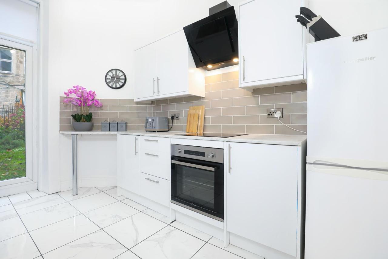 Stunning Modern 3 Bedroom *