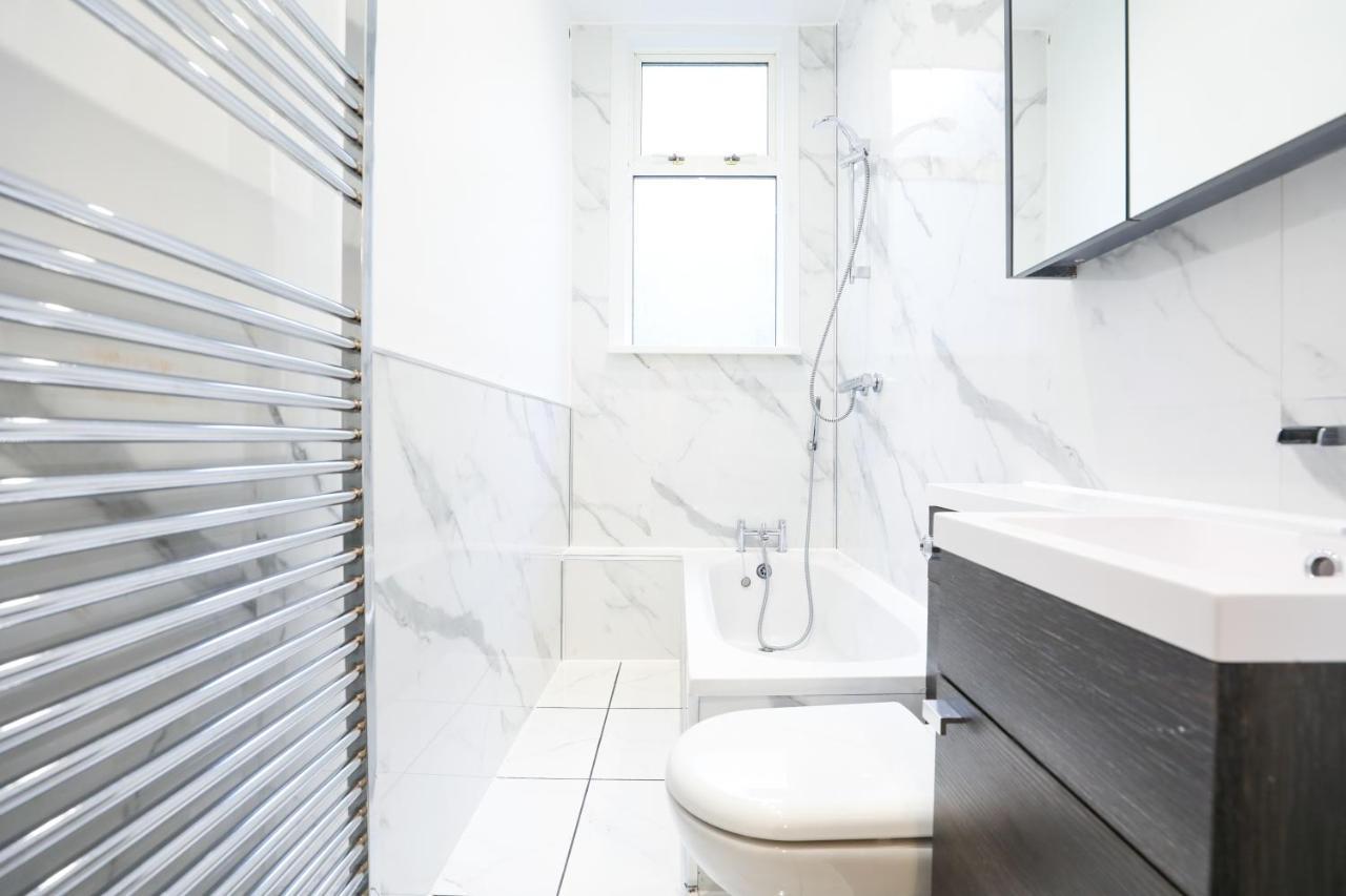 Stunning Modern 3 Bedroom Apartment *