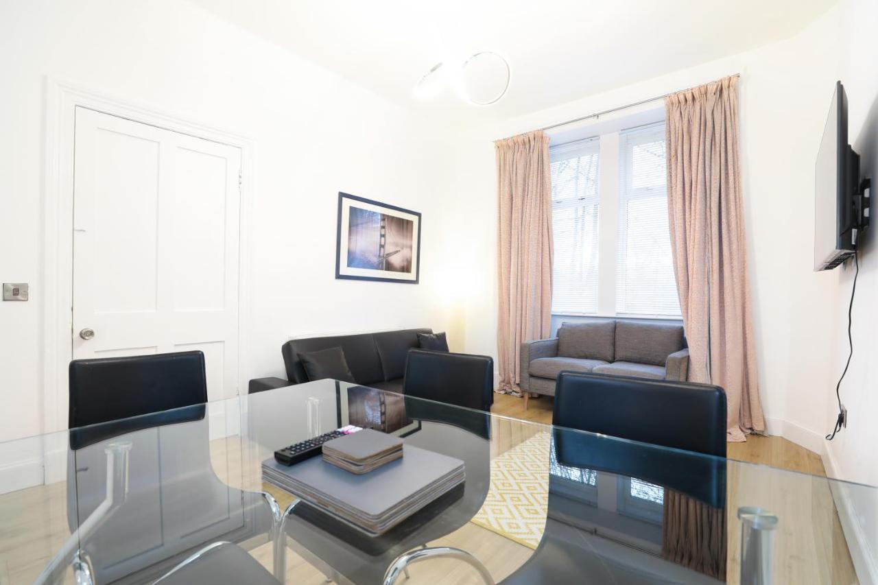 Stunning Modern 3 Bedroom Apartment *