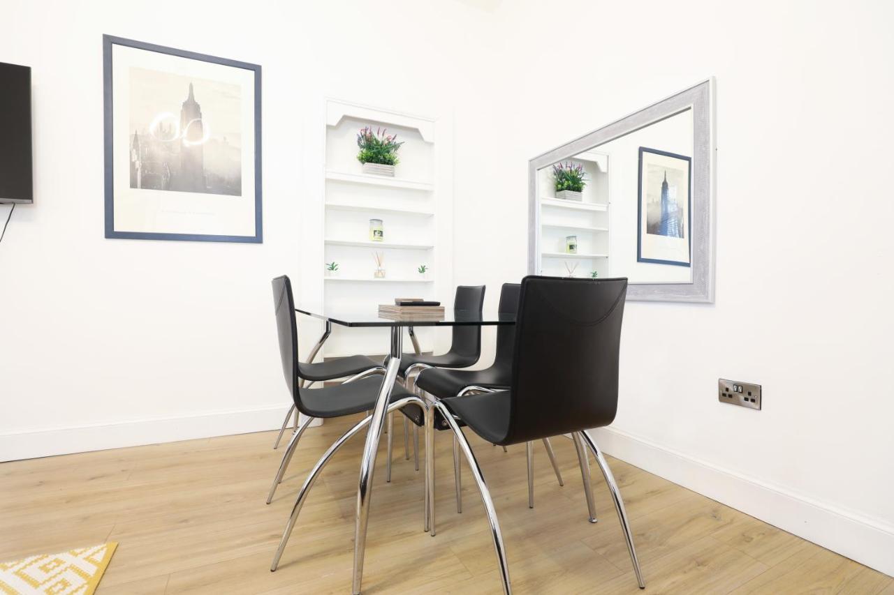 Apartment Stunning Modern 3 Bedroom *