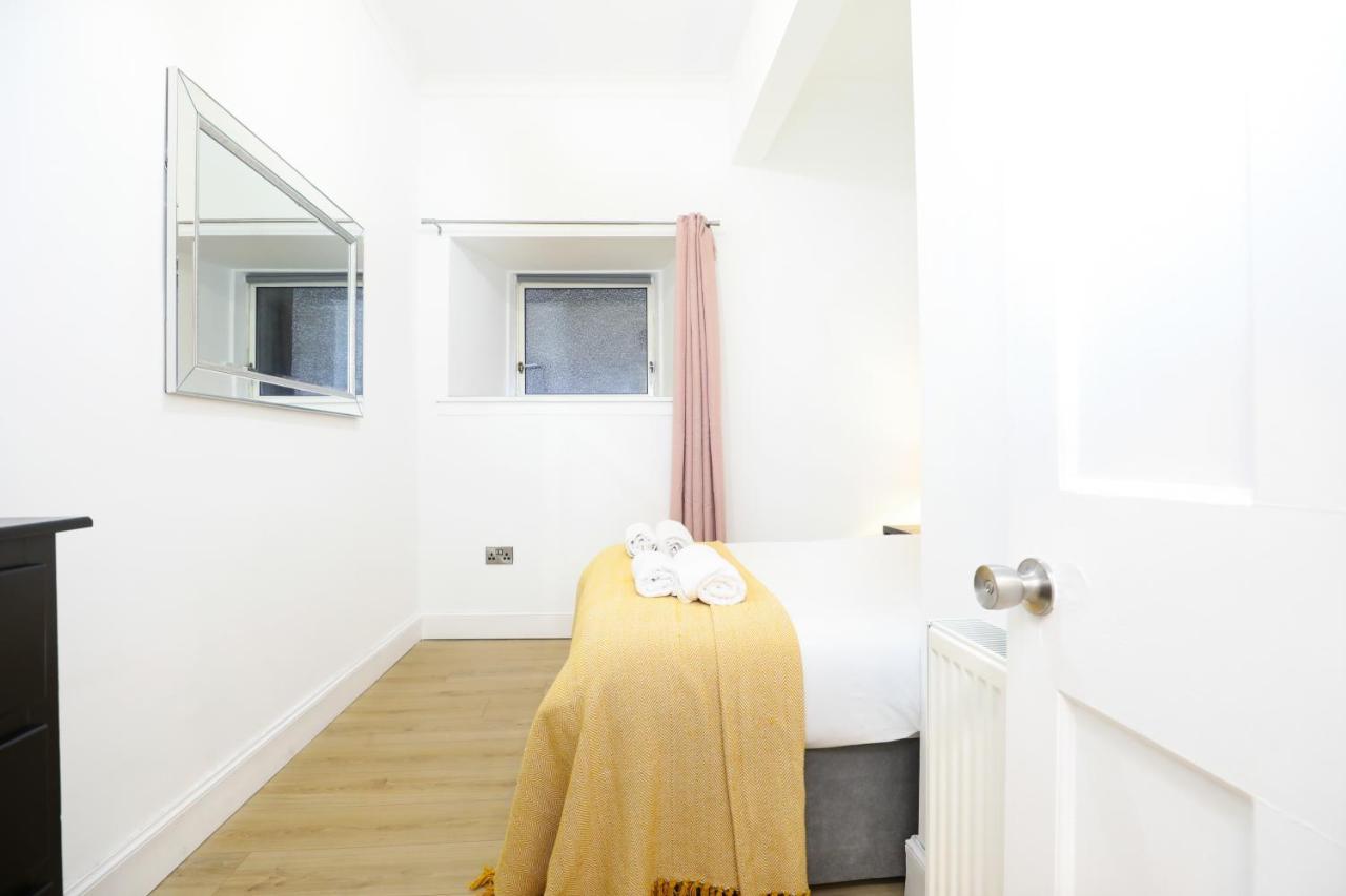Stunning Modern 3 Bedroom Apartment EDI