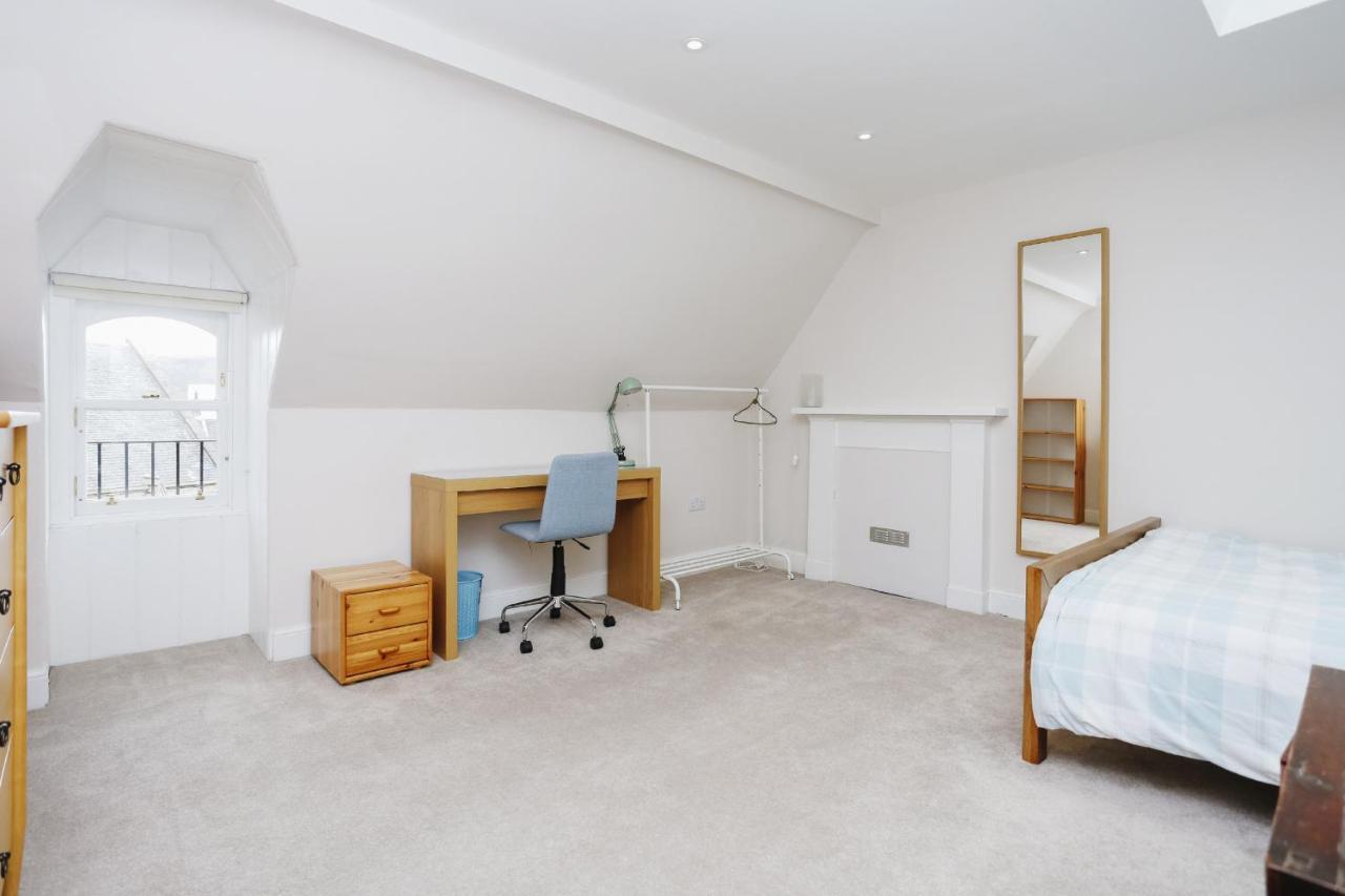 Fabulous 5 Double Bedroom Old Town Apartment