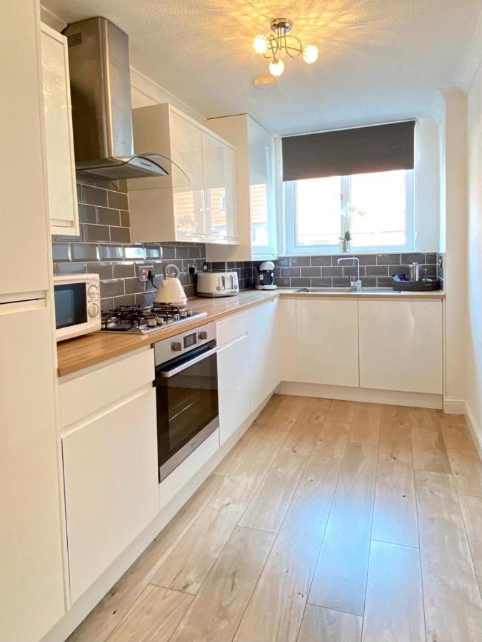 3 Bedroom - 2 Bathroom Townhouse In Corstorphine Near Murrayfield Stadium - Direct Bus To Centre In 20 Minutes - Two Private Parking Spaces - Private Sunny Garden - Recently Refurbished EDI