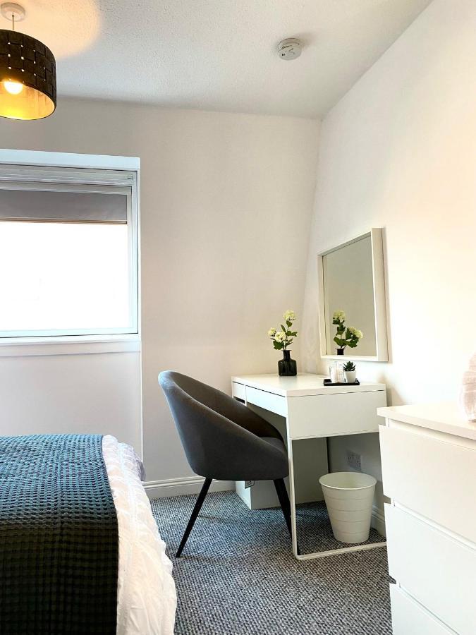 Ferienhaus 3 Bedroom - 2 Bathroom Townhouse In Corstorphine Near Murrayfield Stadium - Direct Bus To Centre In 20 Minutes - Two Private Parking Spaces - Private Sunny Garden - Recently Refurbished EDI