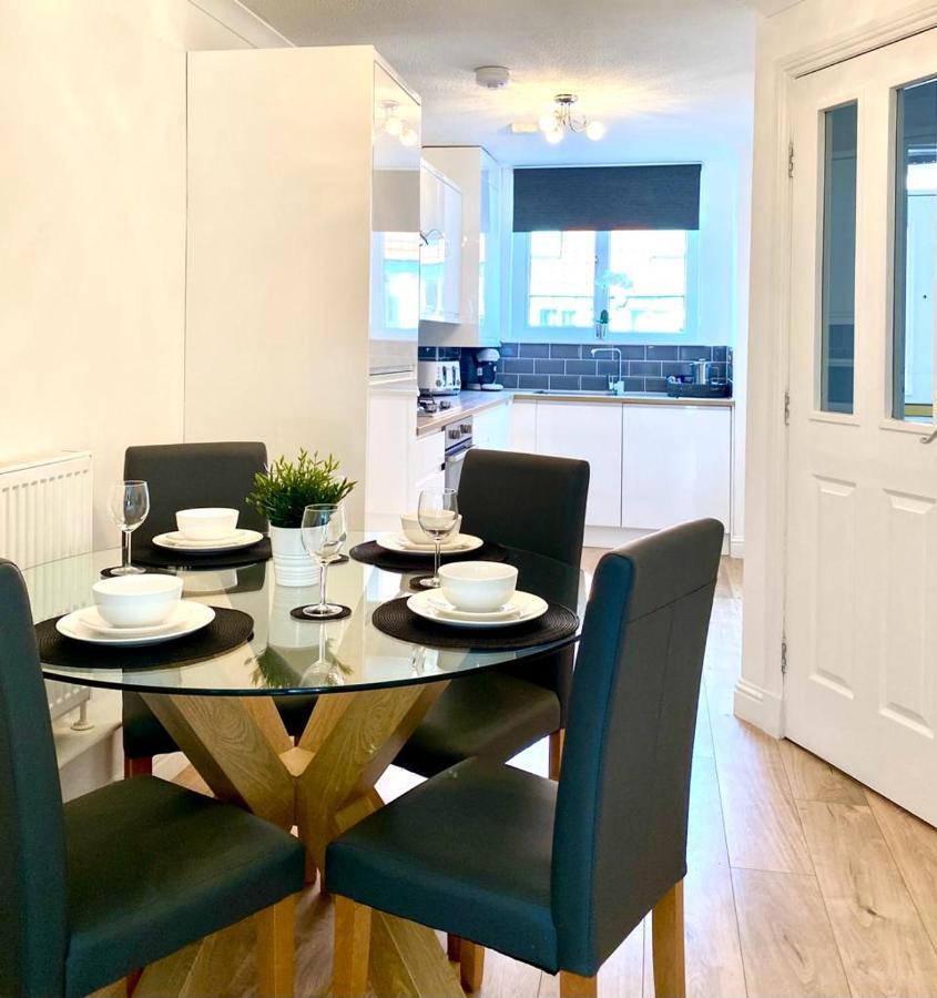 3 Bedroom - 2 Bathroom Townhouse In Corstorphine Near Murrayfield Stadium - Direct Bus To Centre In 20 Minutes - Two Private Parking Spaces - Private Sunny Garden - Recently Refurbished Ferienhaus